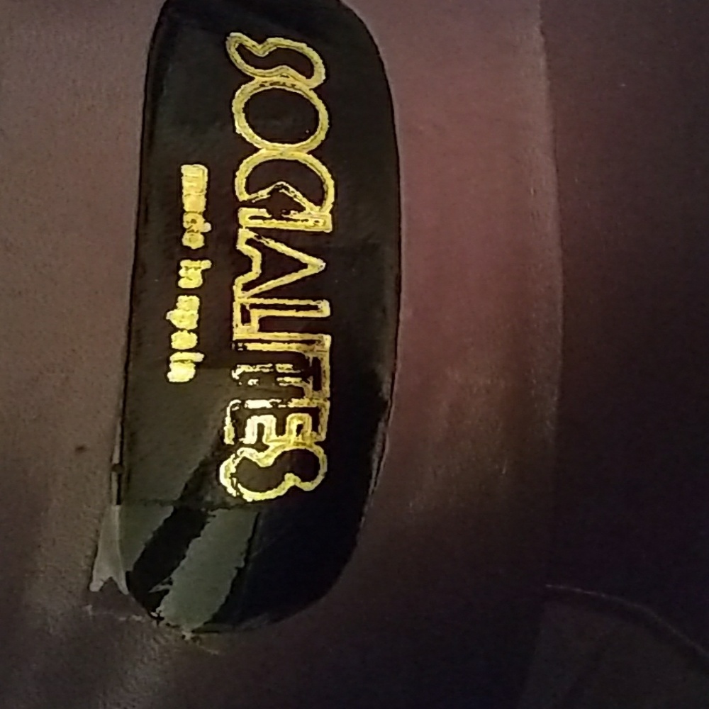 Shoes - Picture 7 of 8